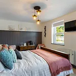 Macs Townhouse Апарт-отель